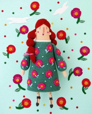 Кукла вязаная Дженис в платье с цветами